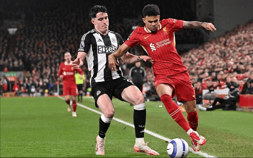 利物浦击溃纽卡，两大豪门受创，斯洛特首次执教即冲击三冠王！