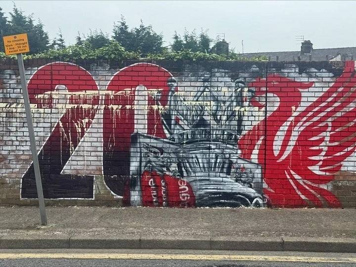 艺术家为利物浦英超夺冠创作壁画，但仅仅一天后就被人蓄意破坏