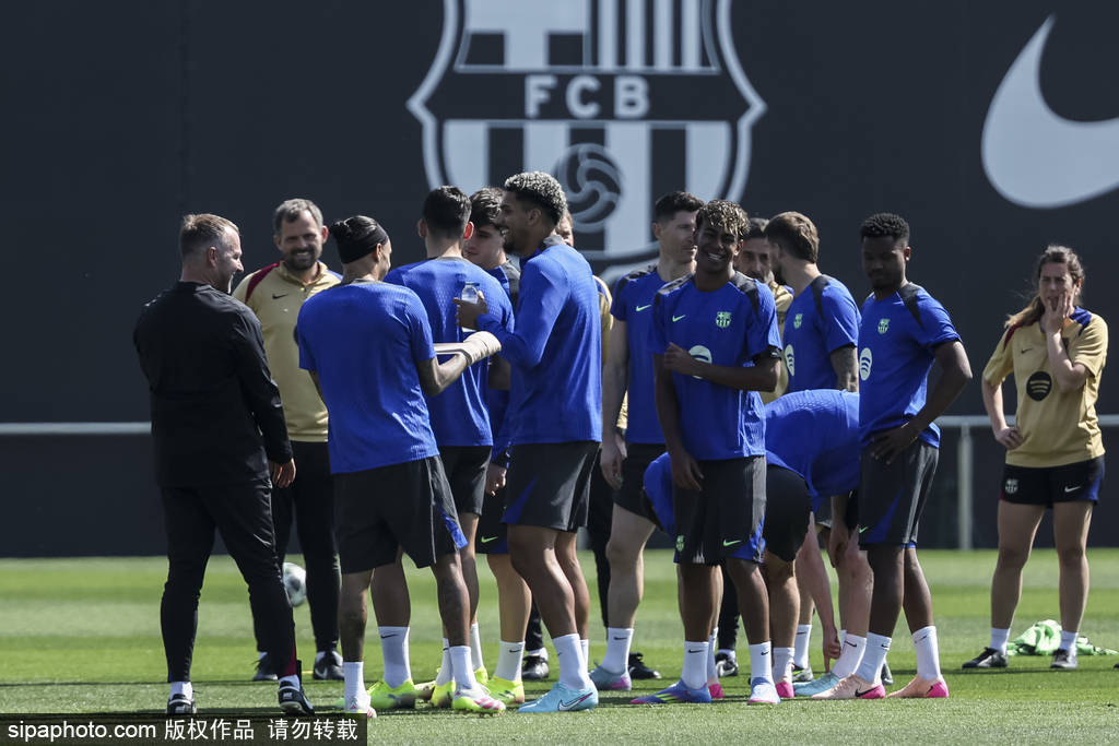 西甲巅峰对决：巴萨与皇马的决战时刻，谁能笑到最后？