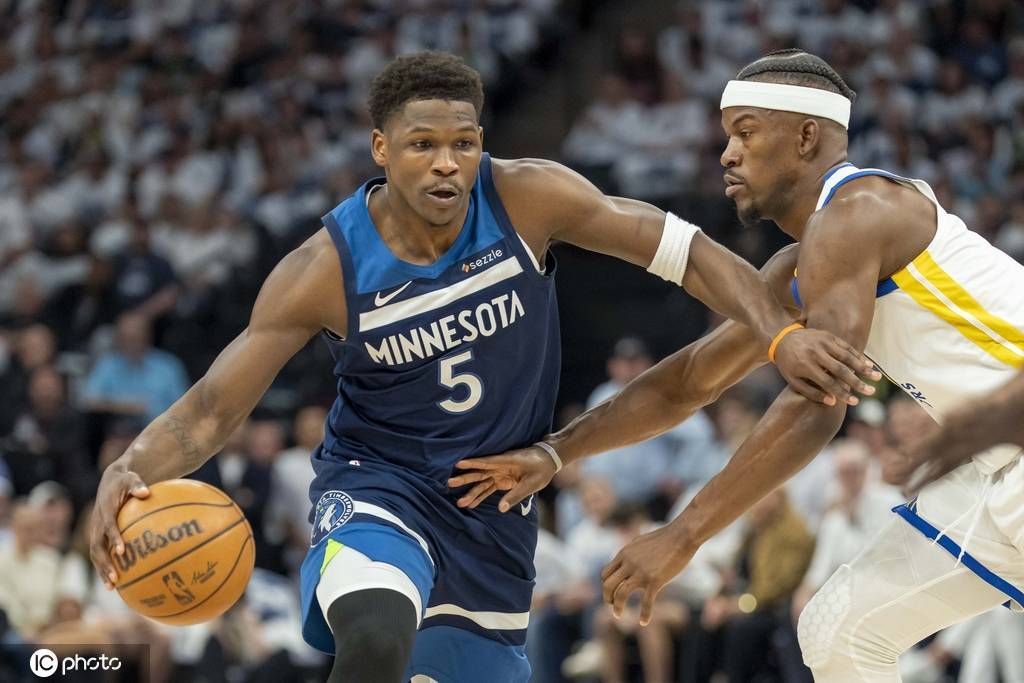 耐杀！爱德华兹上半场痛苦伤退 下半场火线回归